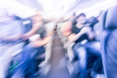 Vintage sesi bulanık hareket yolcu kabin kompakt yan uçağın üzerinde çeşitli grup. Bulanık arka plan ön görünüm gezgin veya turist onboard