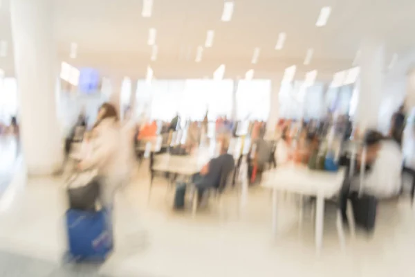 Verschwommener Passagier Der Mit Gepäck Geht Und Essbereich Des Flughafenrestaurants — Stockfoto