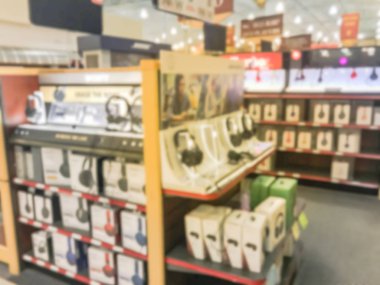 Bulanık arka plan kulaklık ve Texas, Usa elektronik mağazasında ekranda test için demo İstasyonu