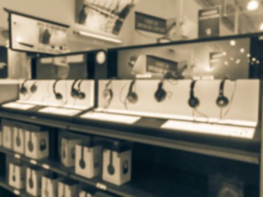 Vintage sesi bulanık arka plan kulaklık ve Texas, Usa elektronik mağazasında ekranda test için demo İstasyonu