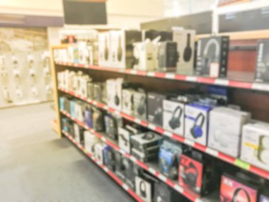 Arka plan bulanık görüntü Satılık Texas, Usa elektronik mağazasında kulaklıktan