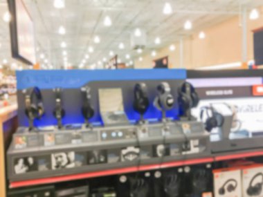 Bulanık arka plan kulaklık ve Texas, Usa elektronik mağazasında ekranda test için demo İstasyonu