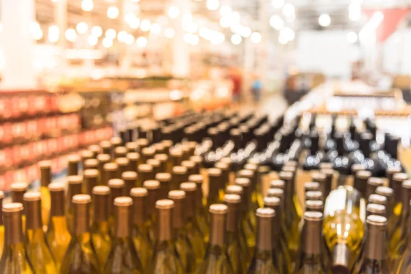 Grupo Vistas Borrosas Cercanas Botellas Vino Blanco Bodega Sección Vinos —  Fotos de Stock