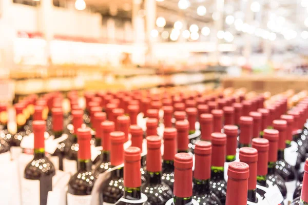 Grupo Botellas Vino Tinto Borrosas Primer Plano Bodega Sección Vinos — Foto de Stock