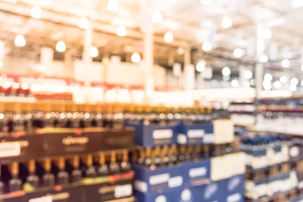 Wazig Gangpad Van Flessen Wijn Champagne Onder Moderne Distributie Magazijn — Stockfoto