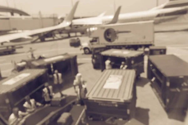 Tripulações Aeroporto Com Transportador Descarregando Bagagem Chegada Dia Ensolarado Dallas — Fotografia de Stock