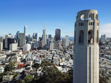 Havadan görünümü Coit Tower ve downtown finans bölgesine silüetini San Francisco, Kaliforniya, ABD