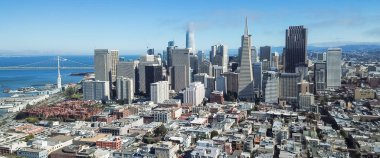 Panorama havadan görünümü Jackson Square mahallede şehir silueti ve Körfez Köprüsü ile arka plan