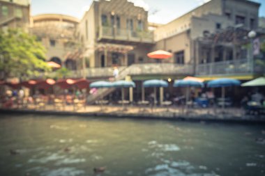 Vintage sesi bulanıklık renkli nehir yürümek şehir San Antonio, çok renkli şemsiye açık kafe, Restoran boyunca nehir banka, Sa, Texas, sokak altında bir hikaye içinde yürüyüş yolları ağı üzerinden bize