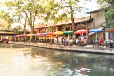 Renkli nehir yürümek şehir San Antonio, açık kafe, Restoran nehir boyunca yürüyüş yolları ağ boyunca, San Antonio, Texas, ABD sokak altında bir hikaye çok renkli şemsiye bulanıklık.