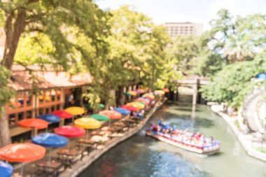 Renkli nehir yürümek şehir San Antonio, Texas, bulanıklık bize. Çok renkli şemsiye üzerinden açık kafe, Restoran. Turistler anlatı kılavuzu boyunca ünlü ve tarihi hedef ile tekne turu sürme keyfini çıkarın