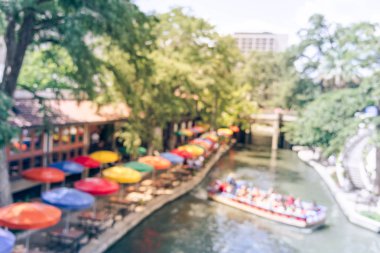 Vintage sesi bulanıklık renkli nehir yürümek şehir San Antonio, Texas, bize. Çok renkli şemsiye Cafe, Restoran. Turistler tekne turu, anlatı kılavuzu boyunca ünlü ve tarihi hedef binme keyfini çıkarın