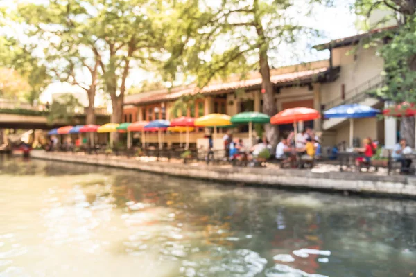 Renkli nehir yürümek şehir San Antonio, açık kafe, Restoran nehir boyunca yürüyüş yolları ağ boyunca, San Antonio, Texas, ABD sokak altında bir hikaye çok renkli şemsiye bulanıklık.