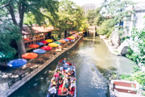 Vintage sesi bulanıklık renkli nehir yürümek şehir San Antonio, Texas, bize. Çok renkli şemsiye Cafe, Restoran. Turistler tekne turu, anlatı kılavuzu boyunca ünlü ve tarihi hedef binme keyfini çıkarın
