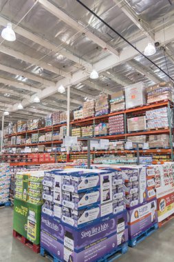 Seattle, Wa, bize-Temmuz 28, 2015:Inside Costco Toptan büyük-Box deposundan kat tavan. ABD'de en büyük üyelik yalnızca ambar Kulübü ile toplam 705 ambar dünya çapında