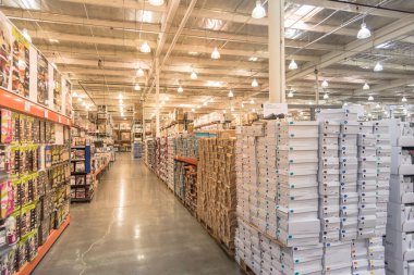 Seattle, Wa, bize-Temmuz 28, 2015:Inside Costco Toptan büyük-Box deposundan kat tavan. ABD'de en büyük üyelik yalnızca ambar Kulübü ile toplam 705 ambar dünya çapında