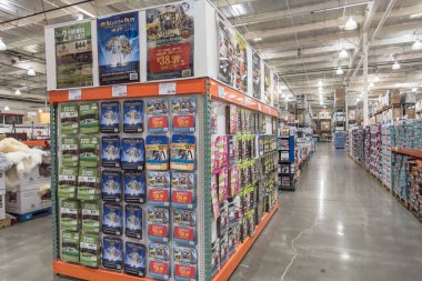 Seattle, Wa, bize-Temmuz 28, 2015:Inside Costco Toptan büyük-Box deposundan kat tavan. ABD'de en büyük üyelik yalnızca ambar Kulübü ile toplam 705 ambar dünya çapında