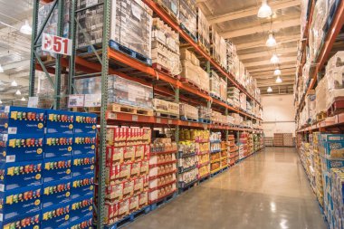 Seattle, Wa, bize-Temmuz 28, 2015:Inside Costco Toptan büyük-Box deposundan kat tavan. ABD'de en büyük üyelik yalnızca ambar Kulübü ile toplam 705 ambar dünya çapında