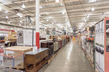 Seattle, Wa, bize-Temmuz 28, 2015:Inside Costco Toptan büyük-Box deposundan kat tavan. ABD'de en büyük üyelik yalnızca ambar Kulübü ile toplam 705 ambar dünya çapında