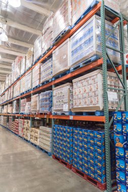 Seattle, Wa, bize-Temmuz 28, 2015:Inside Costco Toptan büyük-Box deposundan kat tavan. ABD'de en büyük üyelik yalnızca ambar Kulübü ile toplam 705 ambar dünya çapında