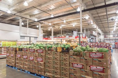 Seattle, Wa, bize-Temmuz 28, 2015:Fresh ve Costco Toptan büyük-Box dükkanında meyve üretir. ABD'de en büyük üyelik yalnızca ambar Kulübü ile toplam 705 ambar dünya çapında