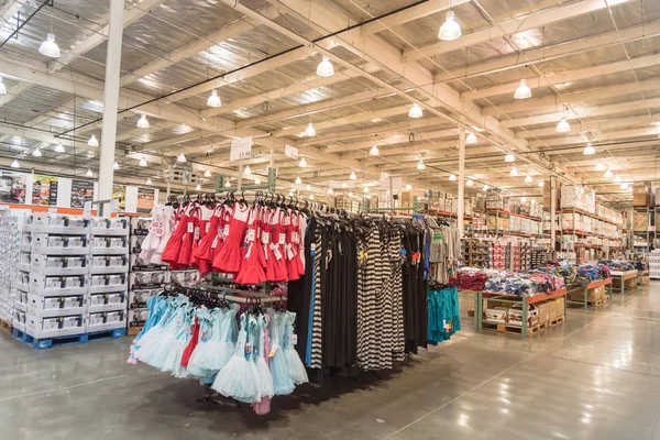 Seattle Jul 2015 Roupa Variedade Departamento Roupas Loja Costco Wholesale — Fotografia de Stock