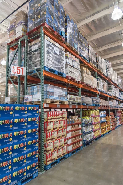 Seattle, Wa, bize-Temmuz 28, 2015:Inside Costco Toptan büyük-Box deposundan kat tavan. ABD'de en büyük üyelik yalnızca ambar Kulübü ile toplam 705 ambar dünya çapında