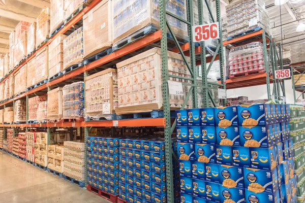 Seattle, Wa, bize-Temmuz 28, 2015:Inside Costco Toptan büyük-Box deposundan kat tavan. ABD'de en büyük üyelik yalnızca ambar Kulübü ile toplam 705 ambar dünya çapında