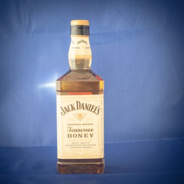 Irving, Tx, bize-Ağustos 4, 2018:Front görünümü stüdyo şişe Jack Daniels Tennessee bal mavi izole vurdu. Viski ve benzersiz bal likörü, vanilya, tarçın, dengeli doğal olarak içki düzgün karışımı