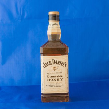 Irving, Tx, bize-Ağustos 4, 2018:Front görünümü stüdyo şişe Jack Daniels Tennessee bal mavi izole vurdu. Viski ve benzersiz bal likörü, vanilya, tarçın, dengeli doğal olarak içki düzgün karışımı