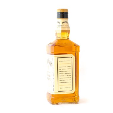 Irving, Tx, bize-Ağustos 4, 2018:Side görünümü stüdyo şişe Jack Daniels Tennessee bal beyaz izole vurdu. Viski ve benzersiz bal likörü, vanilya, tarçın, dengeli doğal olarak içki düzgün karışımı