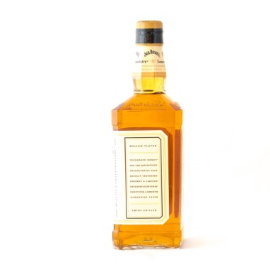 Irving, Tx, bize-Ağustos 4, 2018:Side görünümü stüdyo şişe Jack Daniels Tennessee bal beyaz izole vurdu. Viski ve benzersiz bal likörü, vanilya, tarçın, dengeli doğal olarak içki düzgün karışımı