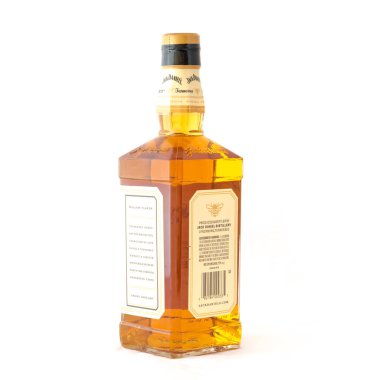 Irving, Tx, bize-Ağustos 4, 2018:Side görünümü stüdyo şişe Jack Daniels Tennessee bal beyaz izole vurdu. Viski ve benzersiz bal likörü, vanilya, tarçın, dengeli doğal olarak içki düzgün karışımı