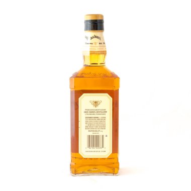 Irving, Tx, bize-Ağustos 4, 2018:Back görünümü stüdyo şişe Jack Daniels Tennessee bal beyaz izole vurdu. Viski ve benzersiz bal likörü, vanilya, tarçın, dengeli doğal olarak içki düzgün karışımı
