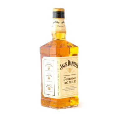 Irving, Tx, bize-Ağustos 4, 2018:Side görünümü stüdyo şişe Jack Daniels Tennessee bal beyaz izole vurdu. Viski ve benzersiz bal likörü, vanilya, tarçın, dengeli doğal olarak içki düzgün karışımı