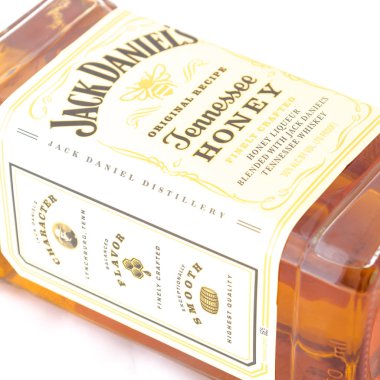Irving, Tx, bize-Ağustos 4, 2018:Studio atış üstten görünüm etiket yalancı şişe Jack Daniels Tennessee mavi izole tatlım. Viski ve benzersiz bal likörü, vanilya, tarçın, denge doğal olarak düzgün karışımı