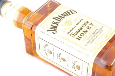 Irving, Tx, bize-Ağustos 4, 2018:Studio atış üstten görünüm etiket yalancı şişe Jack Daniels Tennessee mavi izole tatlım. Viski ve benzersiz bal likörü, vanilya, tarçın, denge doğal olarak düzgün karışımı