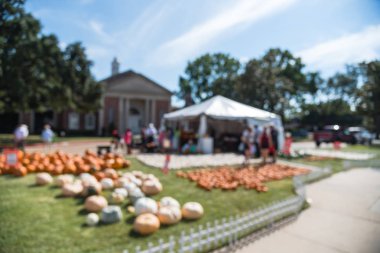 Bulanık görüntü yerel topluluk Kilisesi Houston, Texas, genel kabak yama için ücretsiz bize. Kimliği belirsiz ebeveynler ve çocuklar pikap balkabağı. Kabak satış tanıtım doğru git. Cadılar Bayramı arka plan.