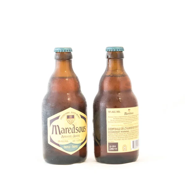 2018年8月10日 工作室拍摄两瓶比利时 Tripel 修道院啤酒隔离在白色背景 正宗比利时风格啤酒与 Abv 天然成分 酿造的督威啤酒 Moortgat — 图库照片
