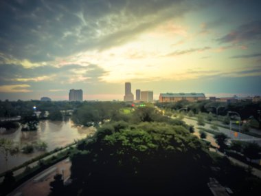 Yüksek su Buffalo Bayou Nehri ile bulanık arka plan hava midtown ve şehir dışına Houston günbatımında sel. Kasırga felaketten şiddetli yağışlar çok sular altında alanlarda büyük Houston bölgesinde neden.