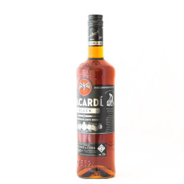 Irving, Tx, bize-Ağustos 4, 2018:Close-beyaz izole Bacardi siyah ROM bir şişe yan vurdu studio göster. Bacardi sınırlı özel tutulan, Aile tarafından işletilen ruhları şirket dünyanın en büyük olacak