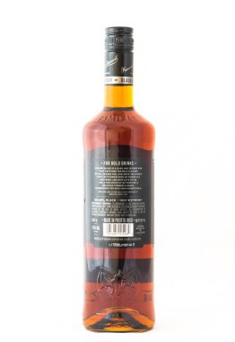Irving, Tx, bize-Ağustos 4, 2018:Close-Stüdyo çekim geri görüntülemek beyaz izole Bacardi siyah ROM bir şişe. Bacardi sınırlı özel tutulan, Aile tarafından işletilen ruhları şirket dünyanın en büyük olacak