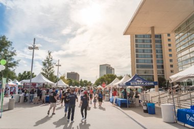 Richardson, Tx, bize-Ağu 10, 2018: Satır çadır satıcının 2018, katılımcı ile kurumsal Challenge olay, Çocuk Aktiviteleri. Erken Ekim arasında geç Ağustos ayında düzenlenen Olimpiyat tarzı rekabet