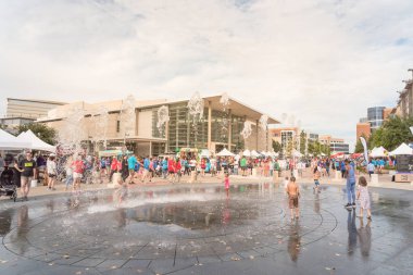 Richardson, Tx, bize-Ağu 10, 2018: Çocuklar su çeşme sıçrama Bahçesi 2018 zevk kurumsal Challenge olay, Çocuk Aktiviteleri. Erken Ekim arasında geç Ağustos ayında düzenlenen Olimpiyat tarzı rekabet