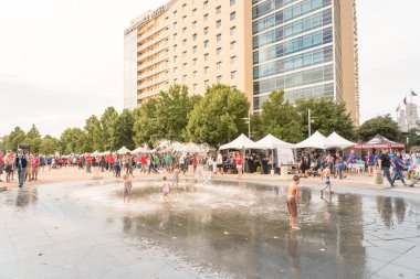 Richardson, Tx, bize-Ağu 10, 2018: Çocuklar su çeşme sıçrama Bahçesi 2018 zevk kurumsal Challenge olay, Çocuk Aktiviteleri. Erken Ekim arasında geç Ağustos ayında düzenlenen Olimpiyat tarzı rekabet
