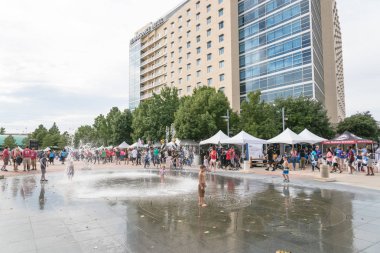 Richardson, Tx, bize-Ağu 10, 2018: Çocuklar su çeşme sıçrama Bahçesi 2018 zevk kurumsal Challenge olay, Çocuk Aktiviteleri. Erken Ekim arasında geç Ağustos ayında düzenlenen Olimpiyat tarzı rekabet