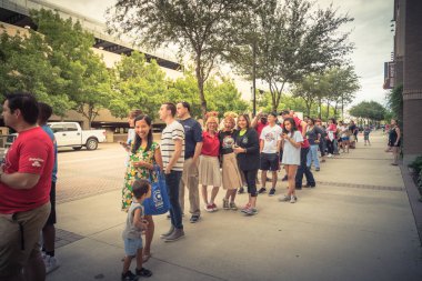 Richardson, Tx, bize-Ağu 10, 2018: satırında ücretsiz-n-Out burger 2018 queuing. katılımcı şirket Challenge olay. Erken Ekim arasında geç Ağustos ayında bir Olimpiyat tarzı rekabet etkinlikler düzenlenen
