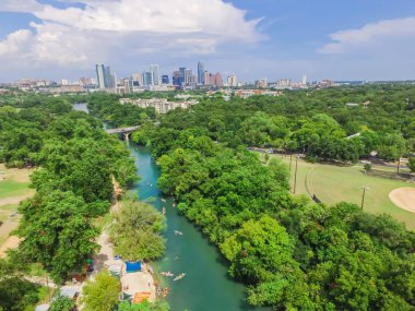 Barton Creek Greenbelt yaz mavi bulut gökyüzü ile Zilker Büyükşehir Park Güney Austin Downtown hava manzara. Hill Country, Austin Teksas, eyalet başkenti doğu kenarında bulunan bize.