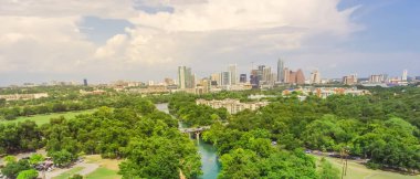 Panorama havadan görünümden Downtown Barton Creek Zilker Büyükşehir Park Güney Austin yaz mavi bulut gökyüzü ile Greenbelt. Hill Country doğu kenarında bulunan, Teksas Eyalet başkenti olduğunu