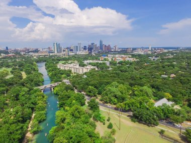 Barton Creek Greenbelt yaz mavi bulut gökyüzü ile Zilker Büyükşehir Park Güney Austin Downtown hava manzara. Hill Country, Austin Teksas, eyalet başkenti doğu kenarında bulunan bize.